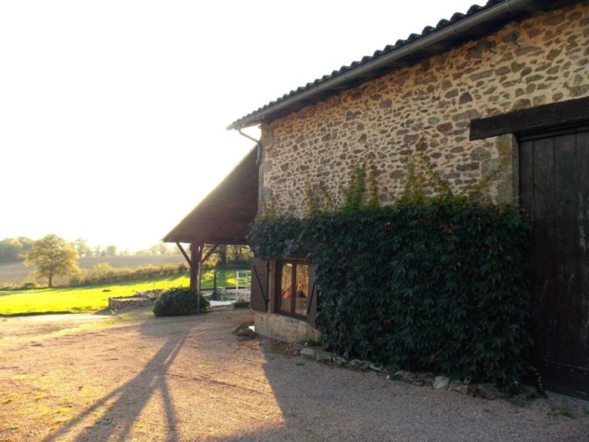 Photos 15 - Rurale - Charmante propriété individuelle en pierre rénovée avec grange, hangar, grand jardin, piscine et magnifique vue dégagée sur la campagne