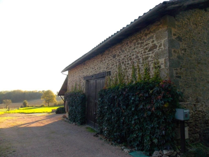 Photos 16 - Rurale - Charmante propriété individuelle en pierre rénovée avec grange, hangar, grand jardin, piscine et magnifique vue dégagée sur la campagne
