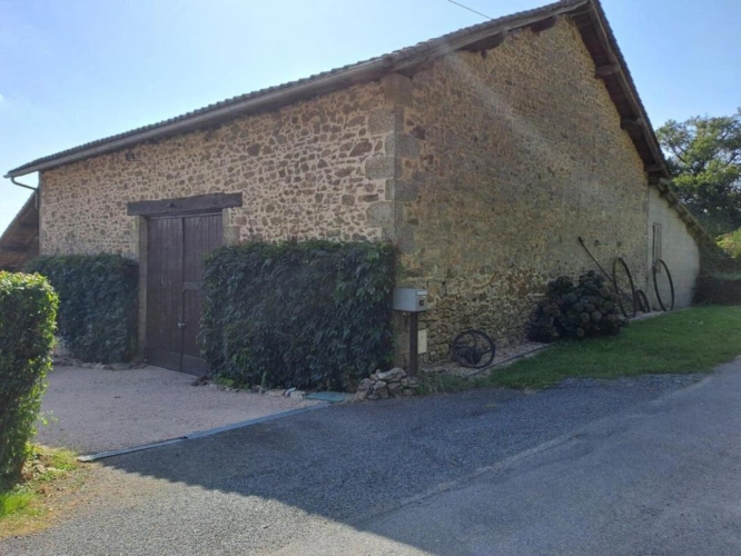 Photos 17 - Rurale - Charmante propriété individuelle en pierre rénovée avec grange, hangar, grand jardin, piscine et magnifique vue dégagée sur la campagne