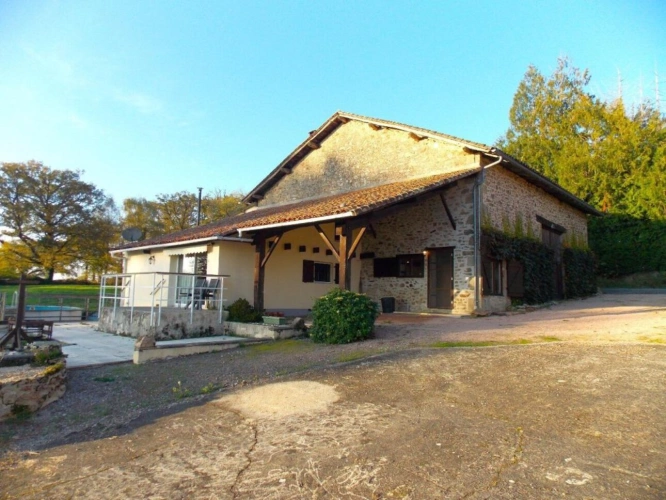 Photos 1 - Rurale - Charmante propriété individuelle en pierre rénovée avec grange, hangar, grand jardin, piscine et magnifique vue dégagée sur la campagne