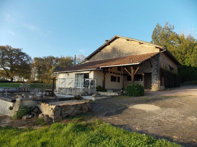 Photos 2 - Rurale - Charmante propriété individuelle en pierre rénovée avec grange, hangar, grand jardin, piscine et magnifique vue dégagée sur la campagne