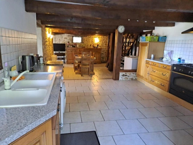 Photos 4 - Rurale - Charmante propriété individuelle en pierre rénovée avec grange, hangar, grand jardin, piscine et magnifique vue dégagée sur la campagne