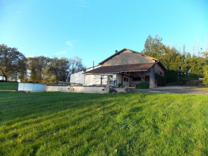 Photos 5 - Rurale - Charmante propriété individuelle en pierre rénovée avec grange, hangar, grand jardin, piscine et magnifique vue dégagée sur la campagne