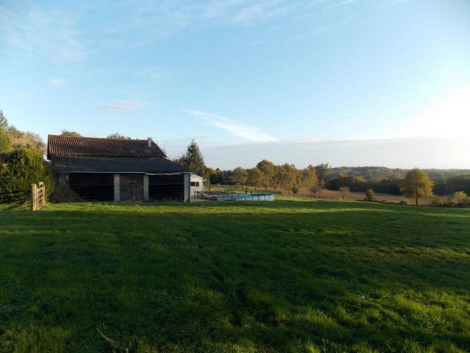 Photos 7 - Rurale - Charmante propriété individuelle en pierre rénovée avec grange, hangar, grand jardin, piscine et magnifique vue dégagée sur la campagne