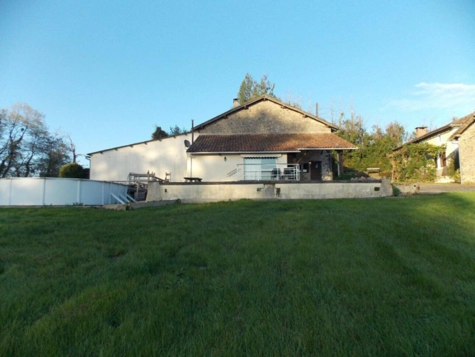 Photos 11 - Rurale - Charmante propriété individuelle en pierre rénovée avec grange, hangar, grand jardin, piscine et magnifique vue dégagée sur la campagne