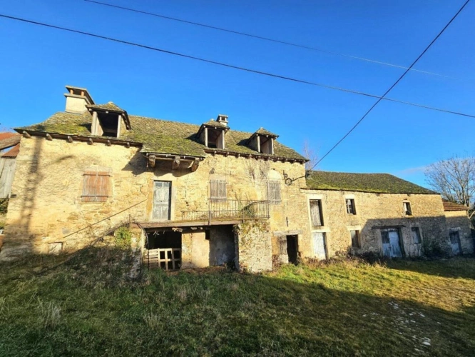 Photos 1 - Rurale - Corps de ferme à rénover avec son terrain d'environ 700m²