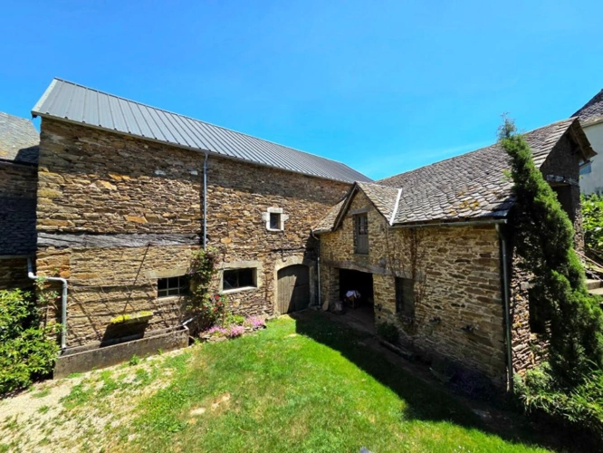 Photos 14 - Rurale - Havre de paix composé par un corps de ferme en pierres sur près de 1ha