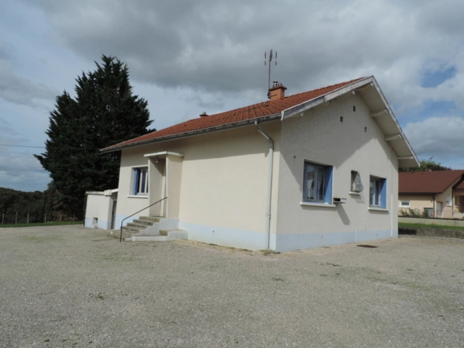 Photos 2 - Rurale - Dpt Ain (01), à vendre MONTAGNAT, propriété à rénover avec maison de 84 m² et dépendance de 170 m² - Terrain de 2 300 m²