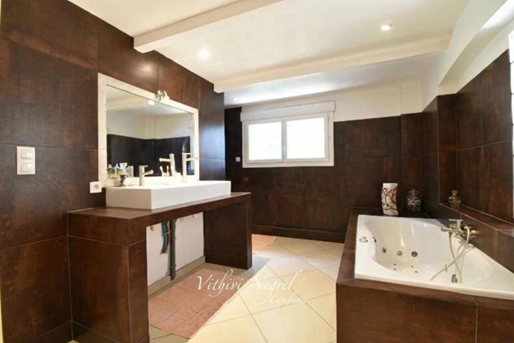Photos 17 - Prestige - Propriété à vendre 8 pièces et annexe  MOURIES (13)
