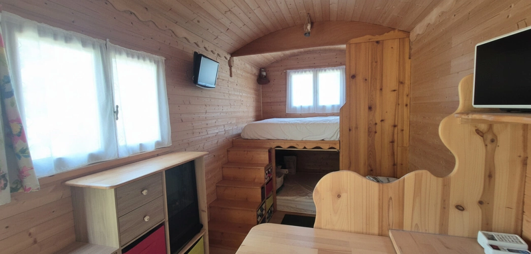 Photos 13 - Touristique - domaine  avec Gîtes, deux maisons et roulotte