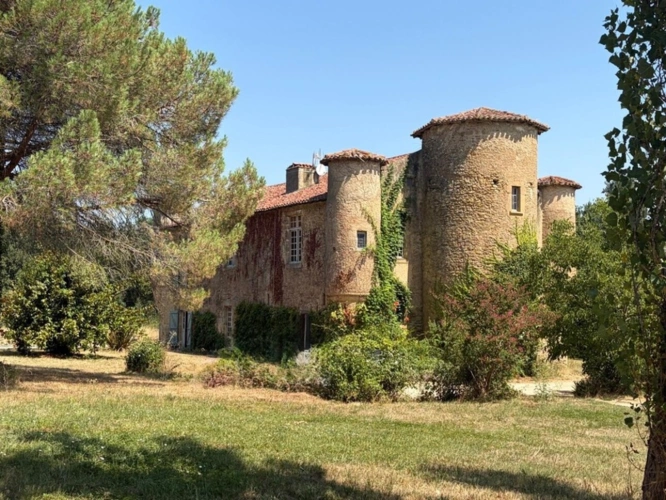 Photos 1 - Prestige - MARCIAC(32): ancienne SEIGNEURIE avec BEAU CHATEAU XIV sur 3,5ha, cachée, au bout du chemin, sans voisin, en campagne, 500m2 habitables, piscine chauffée, découvrez les riches heures des seigneurs