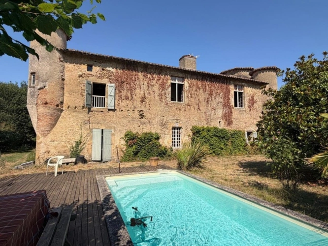 Photos 2 - Prestige - MARCIAC(32): ancienne SEIGNEURIE avec BEAU CHATEAU XIV sur 3,5ha, cachée, au bout du chemin, sans voisin, en campagne, 500m2 habitables, piscine chauffée, découvrez les riches heures des seigneurs