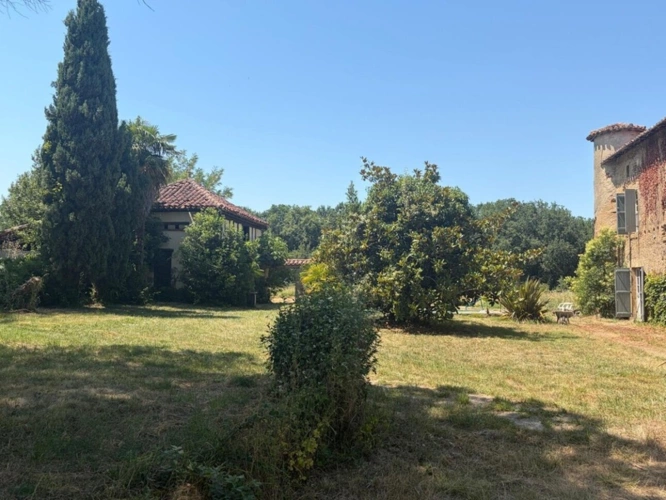 Photos 43 - Prestige - MARCIAC(32): ancienne SEIGNEURIE avec BEAU CHATEAU XIV sur 3,5ha, cachée, au bout du chemin, sans voisin, en campagne, 500m2 habitables, piscine chauffée, découvrez les riches heures des seigneurs