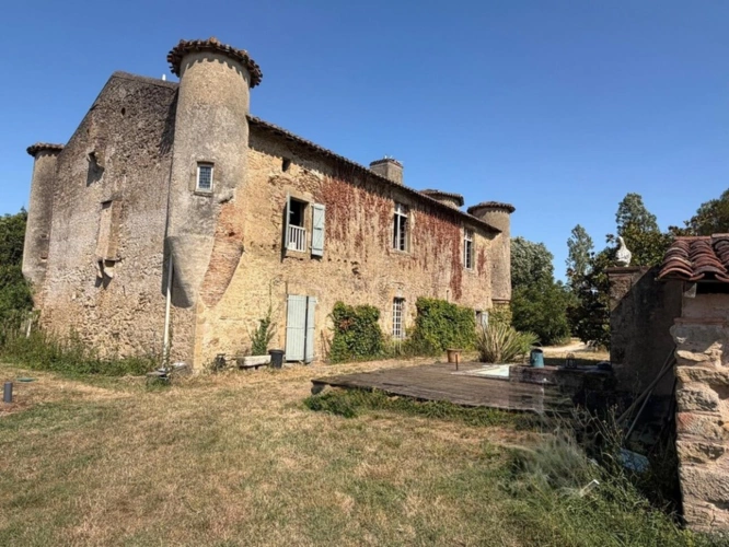 Photos 61 - Prestige - MARCIAC(32): ancienne SEIGNEURIE avec BEAU CHATEAU XIV sur 3,5ha, cachée, au bout du chemin, sans voisin, en campagne, 500m2 habitables, piscine chauffée, découvrez les riches heures des seigneurs