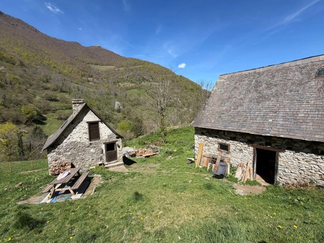 Photos 5 - Rurale - Propriété rurale,3 granges,5 Ha,source,09800