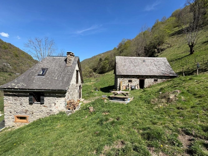 Photos 8 - Rurale - Propriété rurale,3 granges,5 Ha,source,09800