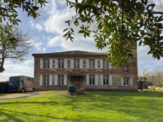 Photos 1 - Équestre - Propriété équestre de standing – Installations haut de gamme – 5 ha – Un bien rare offrant des infrastructures professionnelles, une maison confortable et un environnement priviligé à MOISSAC (82)