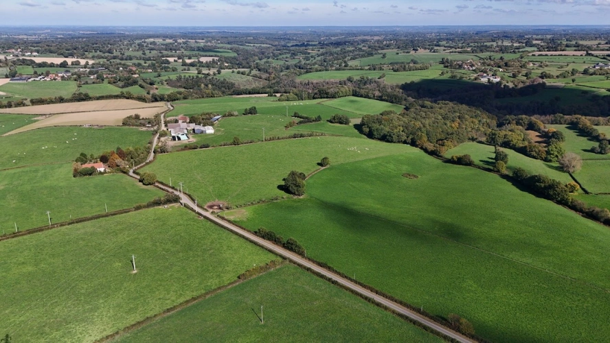 Photos 1 - Équestre - Propriété à vendre – Ancienne seigneurie avec 45 hectares attenants – Proche La Châtre (36) ferme équestre ou agricole