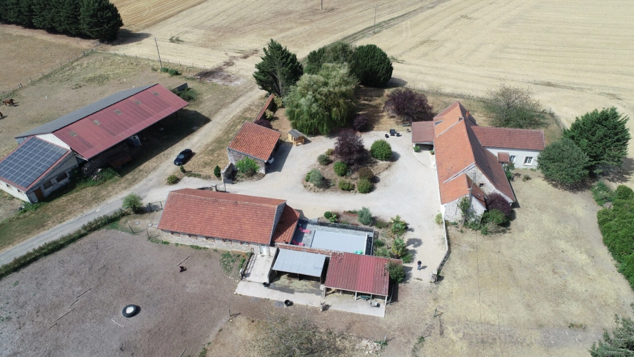 Photos 1 - Équestre - LE THOULT TROSNAY (51) à vendre superbe corps de ferme restauré sur un terrain clos de plus de 8600 m2 avec étang