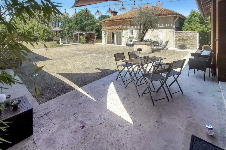 Photos 11 - Prestige - Propriété de trois maisons au calme