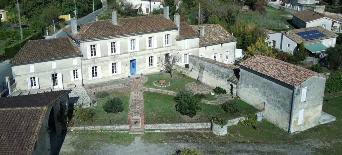 Photos 1 - Prestige - Propriété de caractère avec dépendances et un terrain constructible