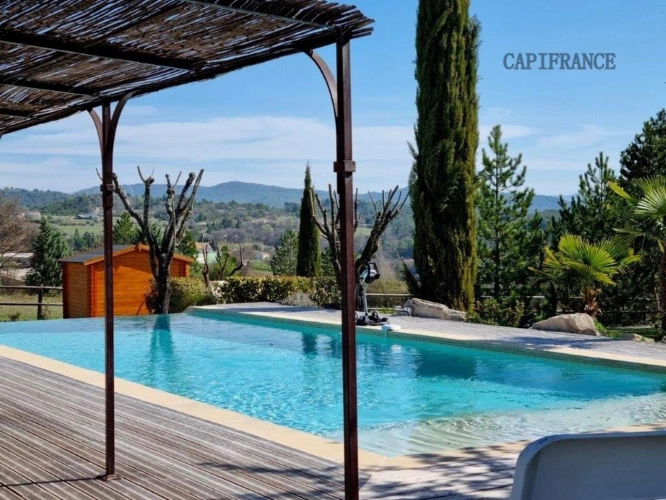 Photos 1 - Prestige - Propriété hébergement/événementiel dans le Luberon, 6,3 ha, 80 couchages, 1090 m2