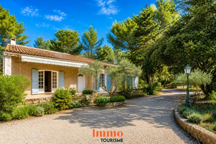 Photos 2 - Touristique - Domaine avec gîtes et maison principale à Grans, en Provence