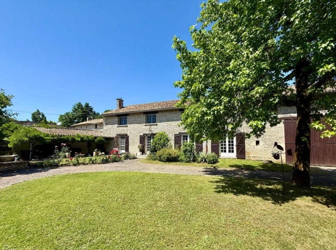 Photos 1 - Rurale - Superbe propriété de village en pierre de 4/5 chambres avec terrain privé, piscine et dépendances