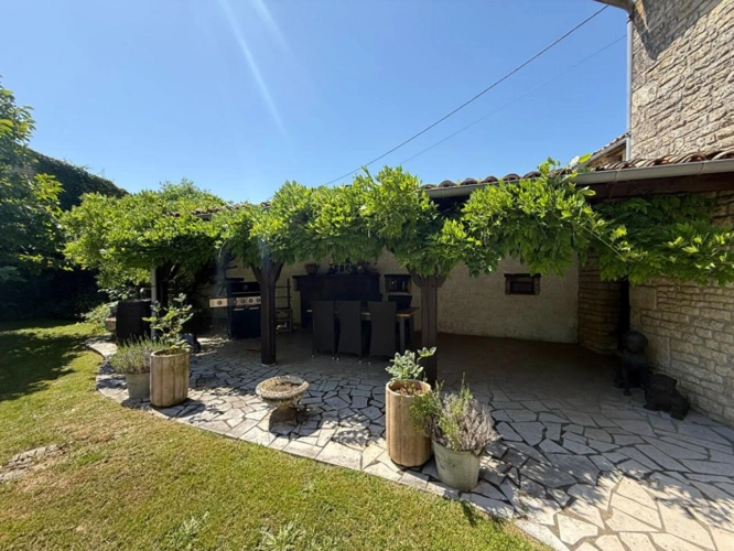 Photos 3 - Rurale - Superbe propriété de village en pierre de 4/5 chambres avec terrain privé, piscine et dépendances