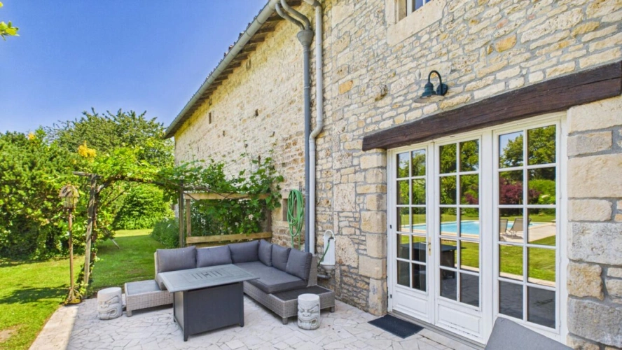 Photos 17 - Rurale - Superbe propriété de village en pierre de 4/5 chambres avec terrain privé, piscine et dépendances