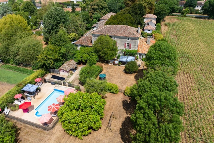 Photos 1 - Touristique - Magnifique Logis avec quatre gîtes de charme, deux piscines, cour intérieure et vaste parc paysager