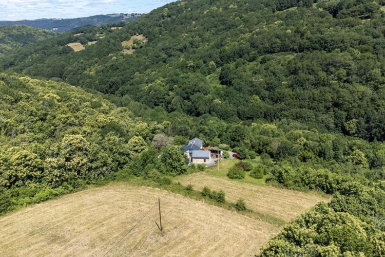 Photos 11 - Touristique - Ferme en pierre rénovée, piscine, gîtes indépendants et 6 hectares de nature préservée