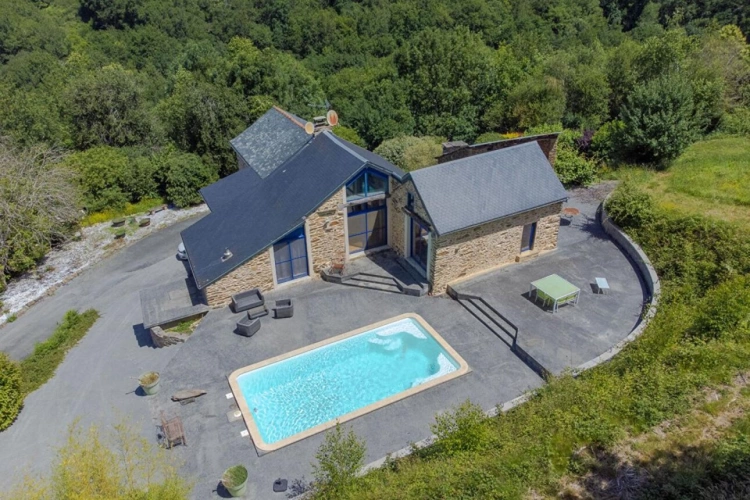 Photos 12 - Touristique - Ferme en pierre rénovée, piscine, gîtes indépendants et 6 hectares de nature préservée