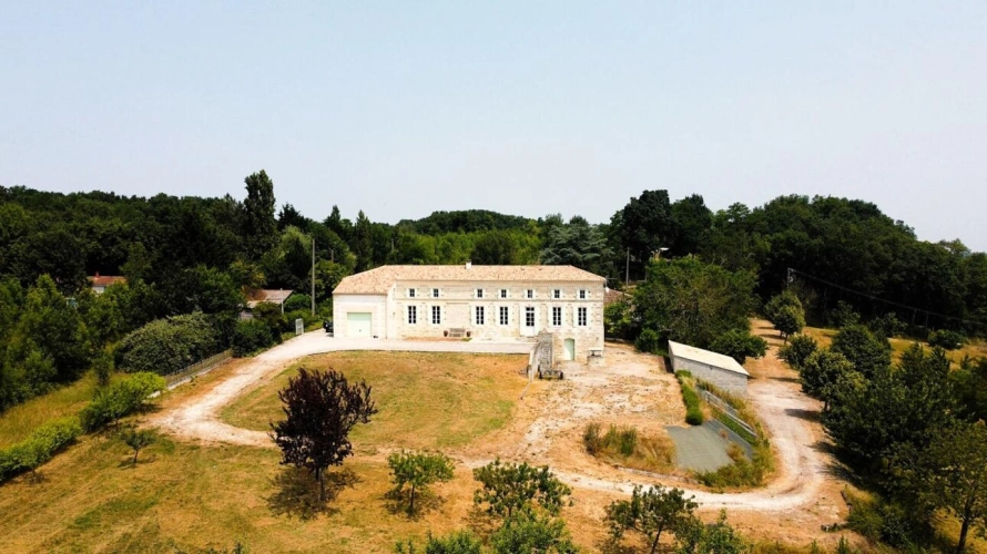 Photos 1 - Prestigious - 4-Bedroom Manor house, 1 outbuilding and large plot of land