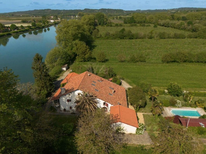Photos 2 - Touristique - Sur les rives du Gave, 550 m² d'histoire réinventée, prêts à porter votre projet
