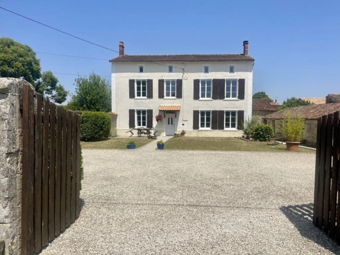 Photos 1 - Rurale - Maison du village avec du cachet, non-mitoyenne, grand terrain, tout à l'égout