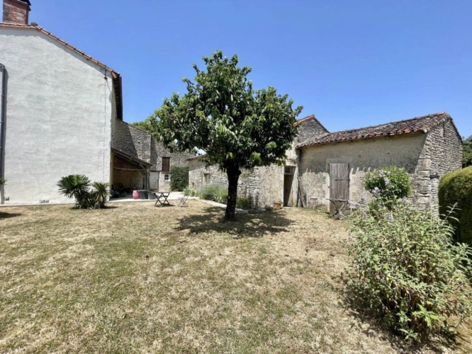 Photos 10 - Rurale - Maison du village avec du cachet, non-mitoyenne, grand terrain, tout à l'égout