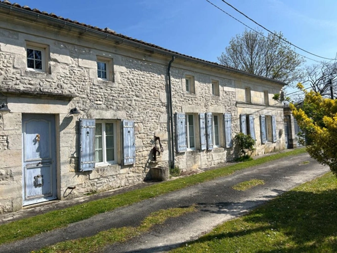 Photos 1 - Rurale - Longère de caractère de 261 m² avec piscine, dépendances et panneaux solaires