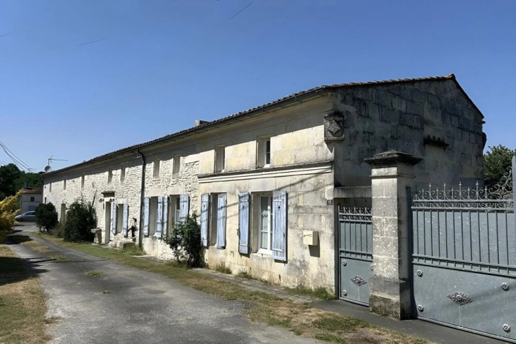 Photos 18 - Rurale - Longère de caractère de 261 m² avec piscine, dépendances et panneaux solaires