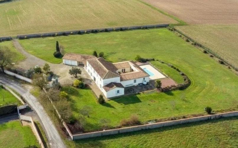 Photos 1 - Prestige - Propriété contemporaine de 408 m² sur 1,3 ha avec patio central et bassin, piscine et vues panoramiques