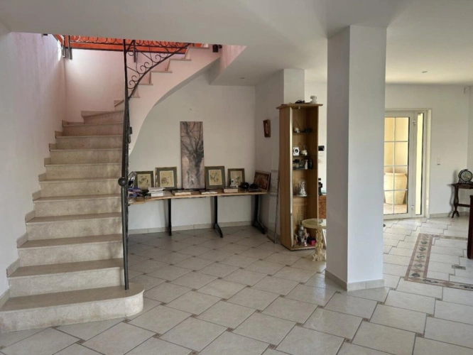 Photos 2 - Prestige - Propriété contemporaine de 408 m² sur 1,3 ha avec patio central et bassin, piscine et vues panoramiques