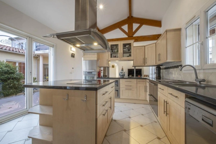 Photos 3 - Prestige - Propriété contemporaine de 408 m² sur 1,3 ha avec patio central et bassin, piscine et vues panoramiques