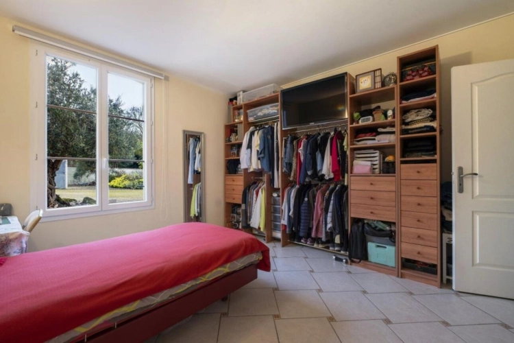 Photos 4 - Prestige - Propriété contemporaine de 408 m² sur 1,3 ha avec patio central et bassin, piscine et vues panoramiques