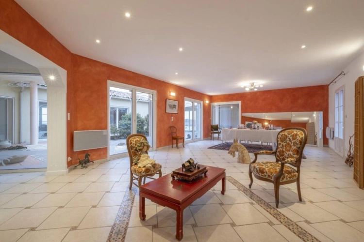 Photos 5 - Prestige - Propriété contemporaine de 408 m² sur 1,3 ha avec patio central et bassin, piscine et vues panoramiques