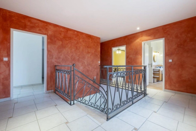 Photos 13 - Prestige - Propriété contemporaine de 408 m² sur 1,3 ha avec patio central et bassin, piscine et vues panoramiques
