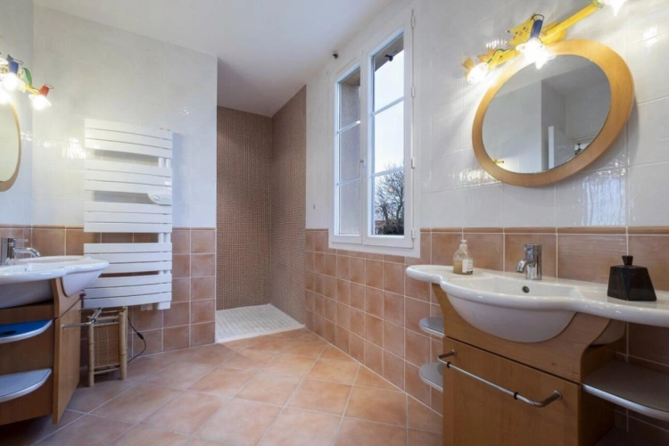Photos 16 - Prestige - Propriété contemporaine de 408 m² sur 1,3 ha avec patio central et bassin, piscine et vues panoramiques