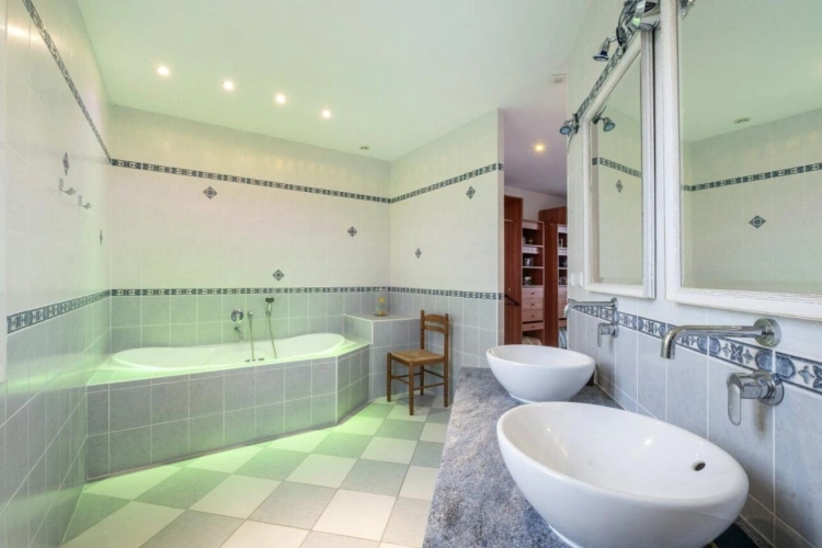 Photos 17 - Prestige - Propriété contemporaine de 408 m² sur 1,3 ha avec patio central et bassin, piscine et vues panoramiques