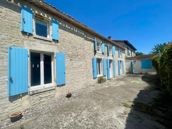 Photos 14 - Touristique - Maison et maison d'amis en centre ville LOULAY, tout à l'égout
