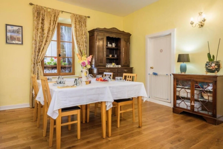 Photos 4 - Touristique - Maison de caractère avec chambres d'hôtes et local commercial au coeur de Ségur-le-Château