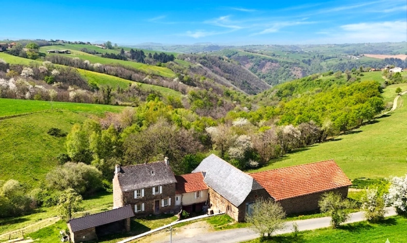 Photos 1 - Rurale - Corps de ferme avec maison+ grange et terrain 1.6Ha
